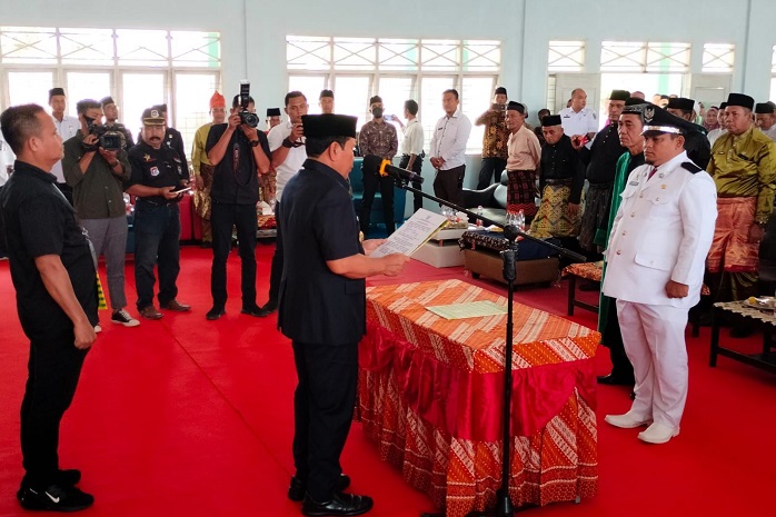 Bupati Rohul Lantik Firiadi Selaku Kepala Desa Mahato Periode 2023-2029