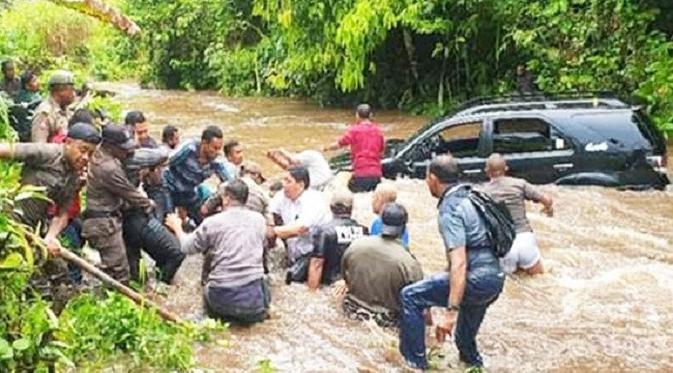 Menegangkan! Begini Detik-detik Mobil Bupati Terseret Arus Sungai