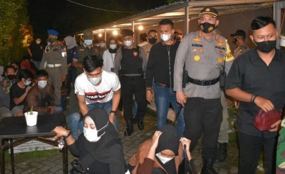 DEGIL! Tak Pakai Masker, Puluhan Remaja Nongkrong di Pekanbaru Dihukum Jalan Jongkok