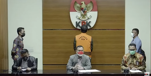 Pakai Rompi Oranye, Azis Syamsuddin Langsung Ditahan KPK