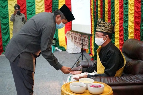 Dengan Semangat Prokes, Bupati Siak Kukuhkan Batin Gasib V