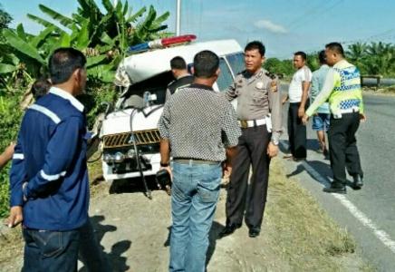 PASIEN SELAMAT, Sopir Ambulance Tewas Setelah Hantam Tronton