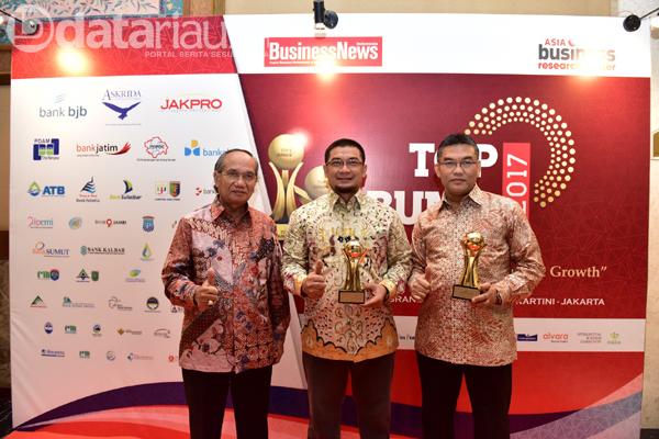 Berhasil Bina BRK, Gubernur Riau Terima Award Lembaga Bisnis dan Perbankan
