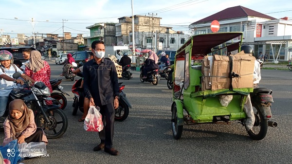 Anggota DPRD Rohul  Karneng Dimara Lubis  Bagikan  Takjil Ramadhan kepada Pengendara di Pasir Pengaraian