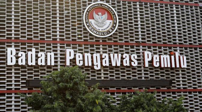 Bawaslu Minta Baliho 'Salam 4 Jari' Cagub Riau Nomor 4 Diturunkan