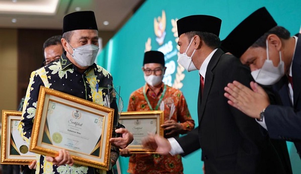 Dukung Gerakan Zakat, Gubernur Riau Terima Baznas Award