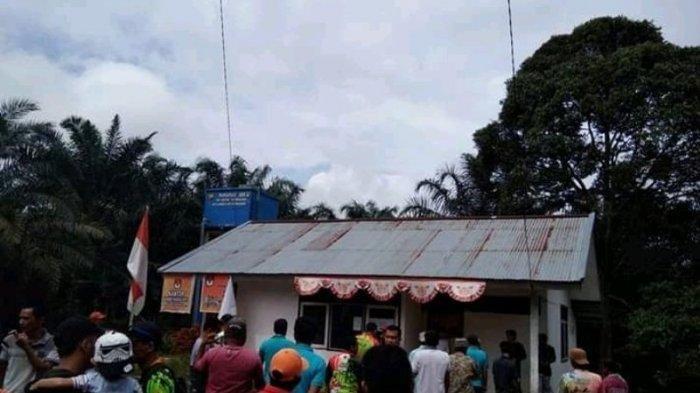 KURANG AJAR...Pak Kades Hamili Janda Muda, Warga Mengamuk, Kantor Desa Disegel