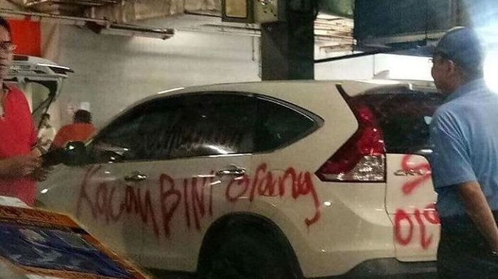 APES...Pemilik Ketahuan Selingkuh, Mobil CR-V Putih Ini Dicoret 'GANGGU BINI ORANG'