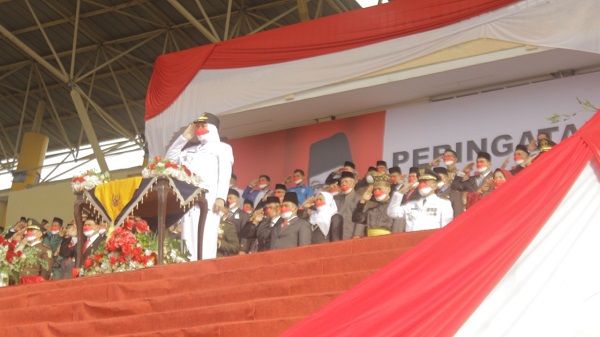 Bupati Rezita Meylani Inspektur Upacara HUT RI ke-77 di Stadion Narasinga 
