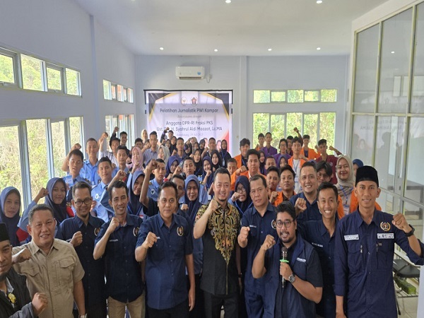 Anggota DPR-RI Syahrul Aidi Maazat Buka Pelatihan Jurnalistik PWI Kampar
