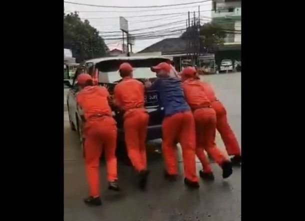 Mobilnya Mogok dan Didorong Petugas, Menag Lukman Ternyata Tak Dikenali saat Isi BBM di SPBU