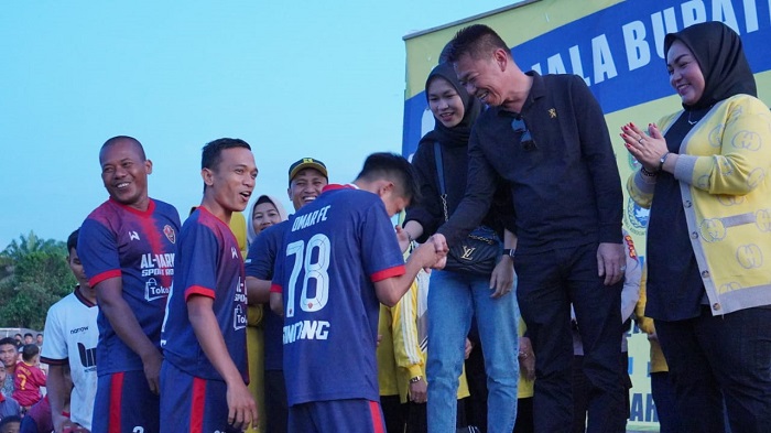Adu Penalti, Omar FC  Juarai Turnamen Sepakbola  Piala Bupati Rohil