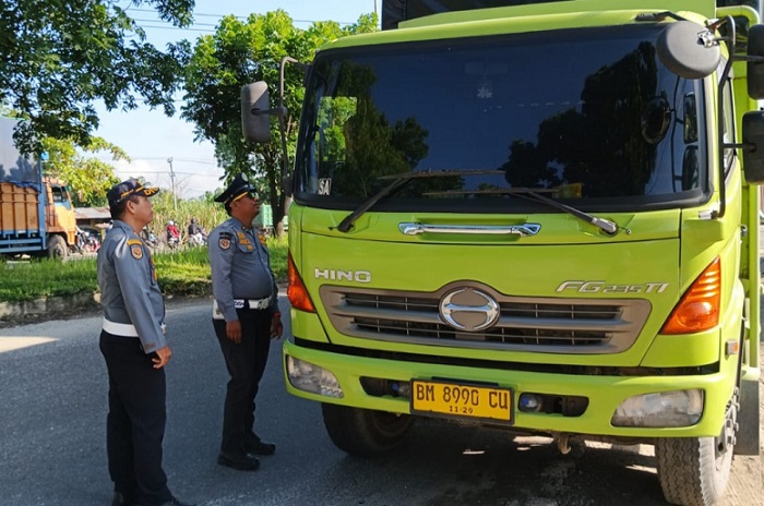 Dishub Pekanbaru Halau Ratusan Truk Tonase Besar di Pintu Masuk kota