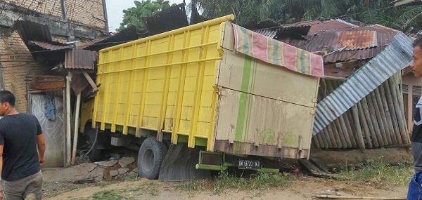 Rusak Parah, Truk Col Diesel Hantam Warung di Rambah Samo
