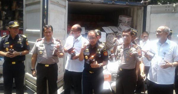 OMG...Dikira Cuma Sampah Plastik, Ehhhh...Pas Dibuka Isinya Rp26,3 Miliar
