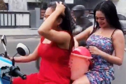 Heboh! 2 Wanita Seksi Pakai Dress One Piece Naik Motor Scoopy Sambil Keramas, Pengandara Lain Gagal Fokus