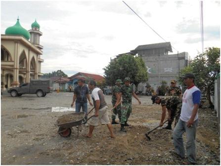 Patut Dicontoh, Koramil 08/Tandun Bersihkan Masjid Raya Al-Ikhlas