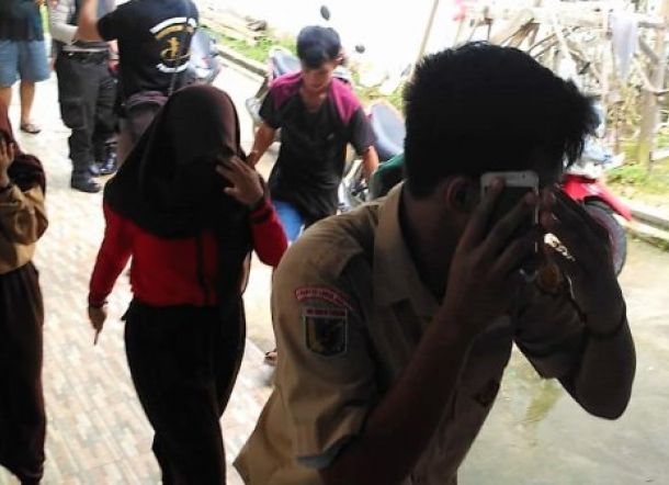Astaga! Saling Pangku Sambil Pijat di Kos-kosan, Empat Siswi dan Lima Temannya Diamankan Polisi