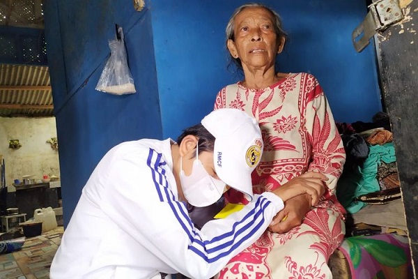 Dedi Mulyadi Sampai Menangis Dapati Seorang Ibu Tua Melamun Karena di RUmahnya  Tak Punya Beras...