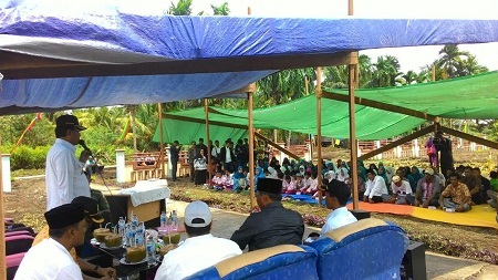 Meski Hanya Beralaskan Terpal, Warga Desa Bagan Jaya Antusias Berdialog dengan Bupati HM Wardan