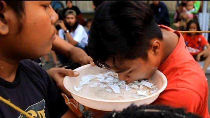 GAK NORMAL... Bocah 13 Tahun Bernama Syarif Hidayat Tiap Hari Makan Kaca, Rumput dan Minum Air Aki