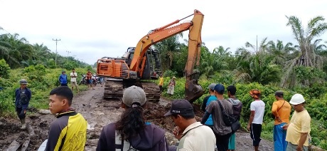 Alat Berat GTW Perbaiki Jalan Rusak di  Desa Muara Dua Siak Kecil Bengkalis