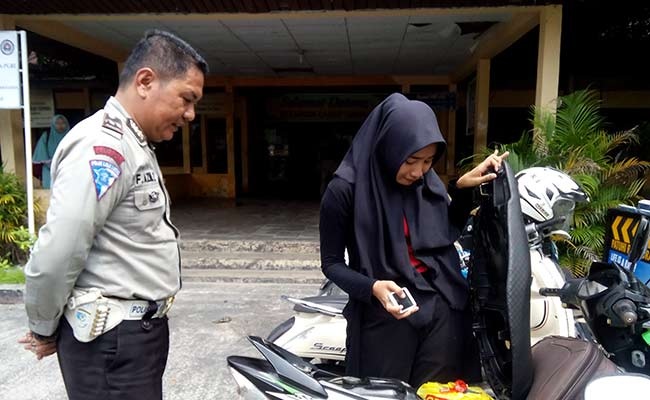 DASAR CENGENG... Ditilang karena Tak Pakai Helm, Mahasiswi Cantik Ini Menangis Tersedu-sedu, Polwan Sampai Turun Tangan