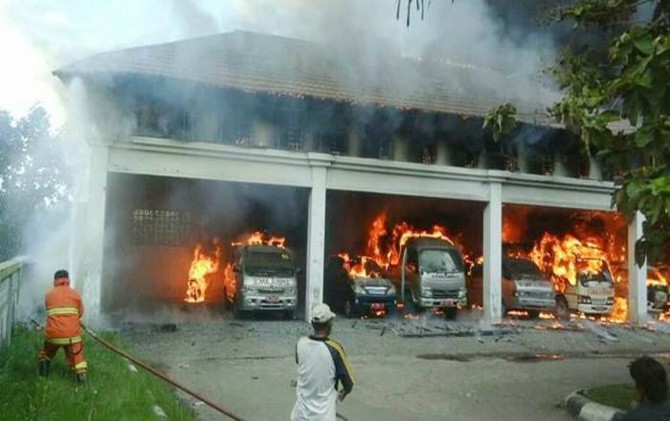 Sejumlah Mobil Terbakar di Parkiran RS Ini, Lihat Fotonya