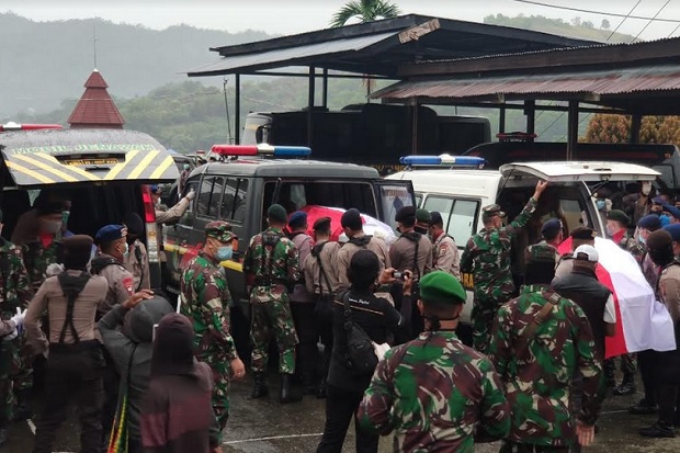 Diiringi Isak Tangis, 3 Jenazah Polisi Diterbangkan ke Kampung Halaman, Pangdam Cenderawasih Minta Maaf