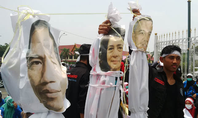 Dinilai Gagal, Mahasiswa mengantung  “Pocong”  Plt Gubri, Menkes dan Jokowi