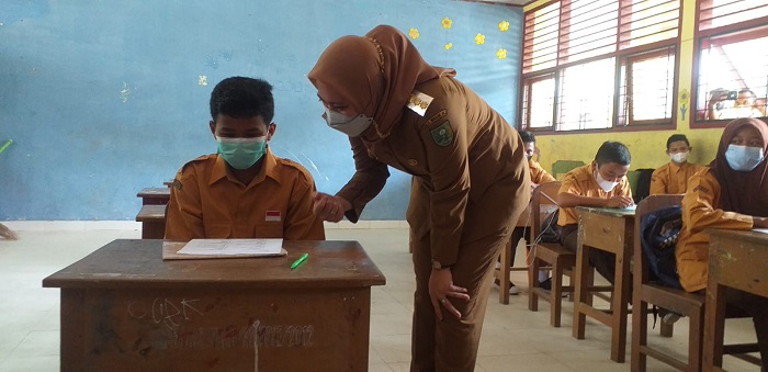 Bupati dan Wakil Bupati Inhu  Tinjau  Pelaksanaan Sekolah Tatap Muka Terbatas  di  Dua  Kecamatan