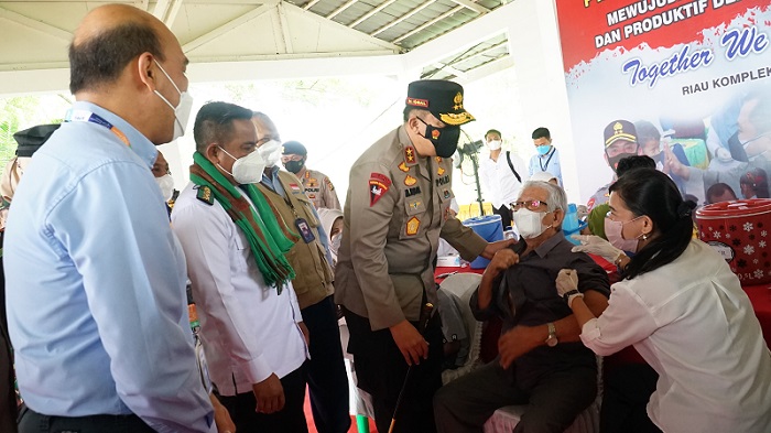 Tinjau Vaksinasi di PT RAPP,  Kapolda: Kabupaten Pelalawan Bisa Jadi Percontohan Vaksinasi