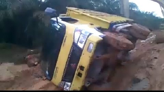 Pulang Sekolah, Murid SD  Tewas Ditimpa Truk Oleng di Jalan Lintas Timur