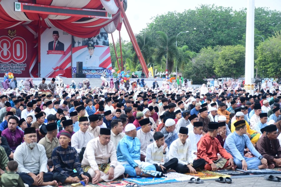 Bupati Kasmarni Bersama Keluarga dan Masyarakat Bengkalis Shalat Idul Fitri di Lapangan Tugu