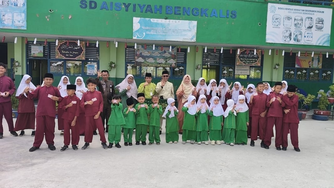 Disdukcapil Bengkalis Serahkan Kartu Identitas Anak di Sekolah
