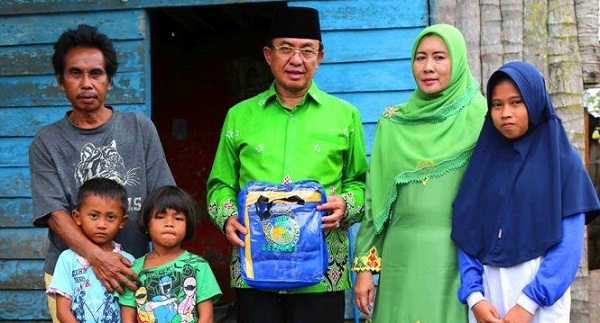 Bupati Wardan dan Istri Santuni Warga Tak mampu