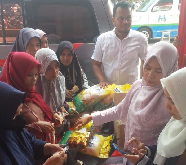 Gerakan Pasar Murah Disketapang di Rumbai Ludes Diserbu Kaum Ibu