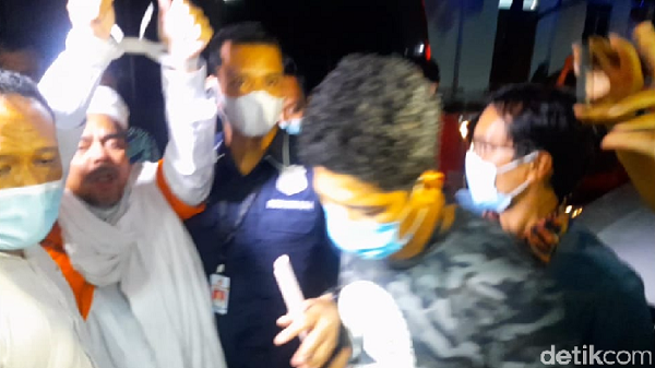 Hampir 13 Jam Diperiksa, Ini Alasan Polisi Menahan Habib Rizieq Shihab