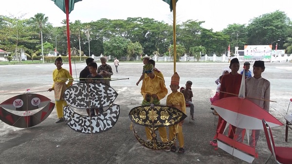 Lomba Layang-Layang Hias Dua Dimensi Meriahkan HUT ke-80 Kemerdekaan RI di Inhil
