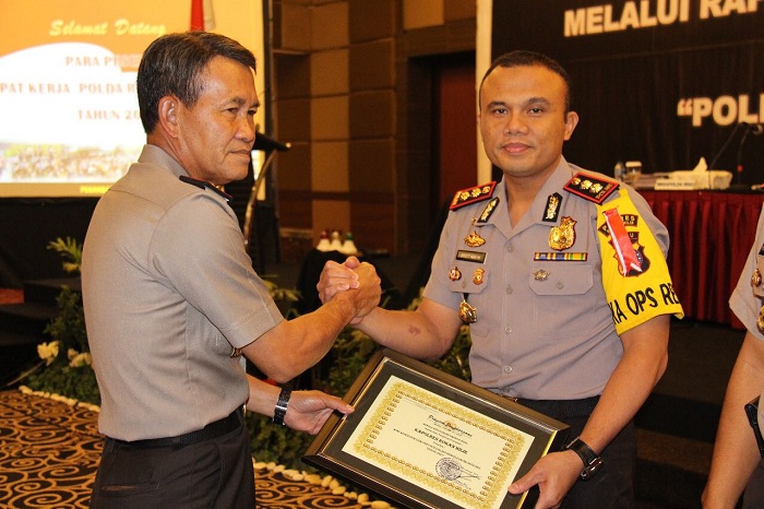 TAHNIAH...Kapolres Rohil Terima Tiga Piagam Penghargaan dari Kapolda Riau