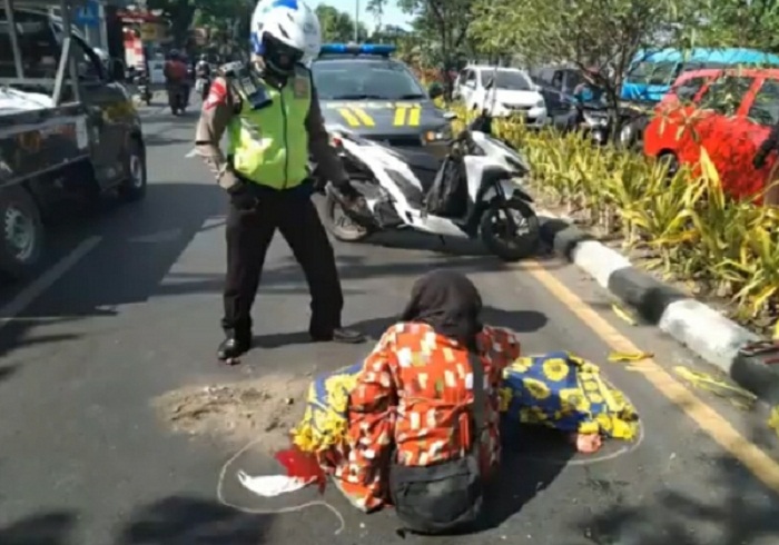 Ngeri! Antar Jamu Pesanan Pelanggan, Dua Wanita Kecelakaan, 1 Luka-luka, 1 Lagi Tewas Terlindas Truk