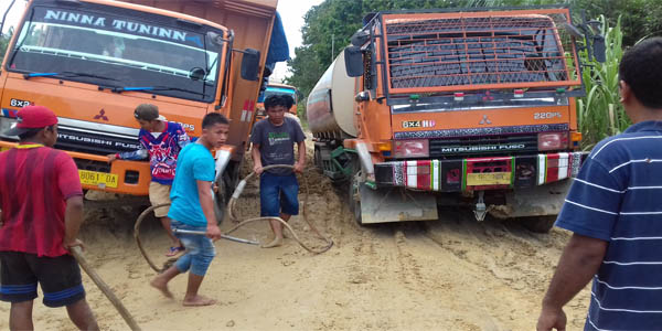 Begini Nih, Jalan Lintas Dalu-Dalu Menuju Rohil, Dua Truk Sawit Terperangkap Bubur Lumpur
