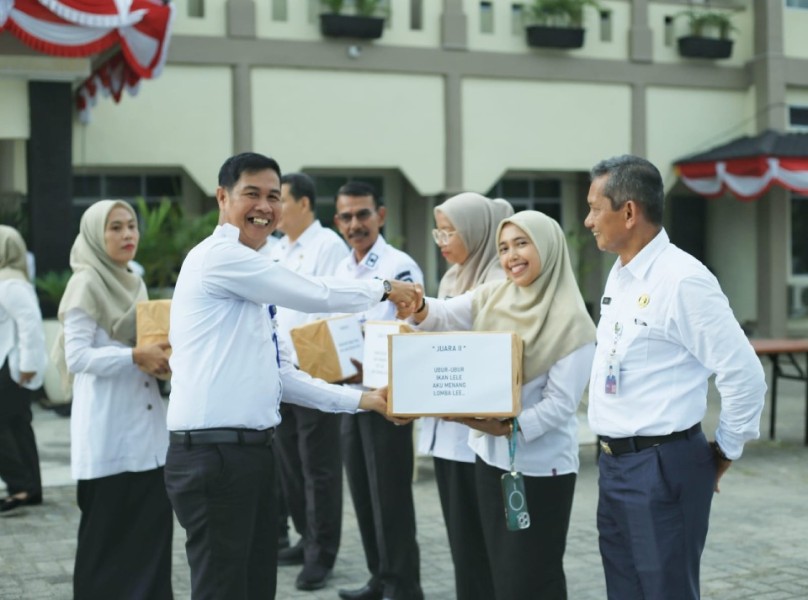HUT ke-81 RI, Sekda Meranti Serahkan Hadiah Lomba Semarak Kemerdekaan