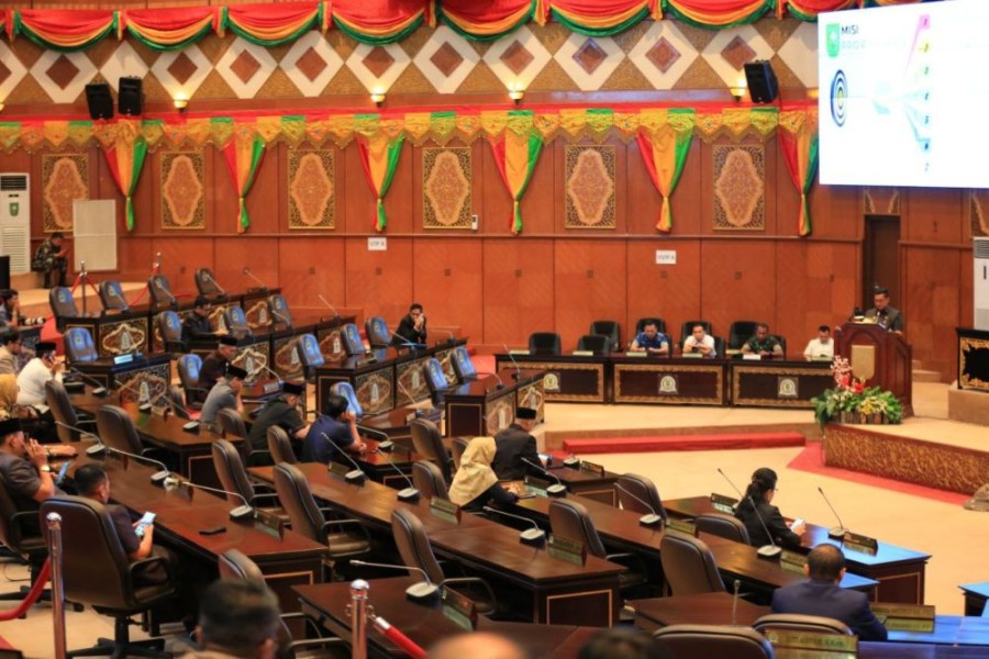 Sekda Riau Terima Naskah Pandangan Umum Fraksi Terkait LKPJ Kepala Daerah 2025