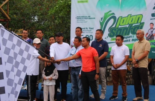 Bupati Inhu Ajak Masyarakat Perkuat Gaya Hidup Sehat Lewat Jalan Santai