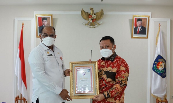 Bupati Kampar Terima Penghargaan Karya Bhakti Satpol PP Dari Kemendagri