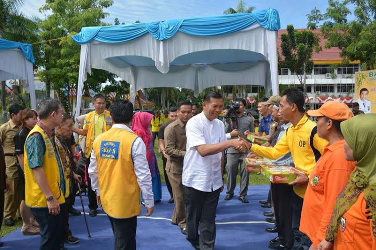 Wali kota Bersama TP PKK dan Lions Club Bagikan Bingkisan Lebaran untuk Petugas Kebersihan