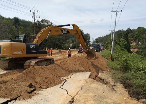 Amblas, Ini Penampakan Proses Perbaikan Ruas Jalan Lintas Riau-Sumbar di Kilometer  92-93 XIII Koto Kampar
