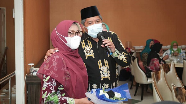 Bupati Alfedri Beri Kejutan  Spesial di Hari Ulang Tahun  Ke-53 Istri Tercinta