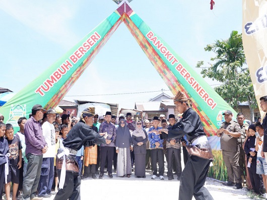 Tradisi Adat Ma’ Ahak Suwek Meriah Warnai HUT ke-48 Desa Pulau Birandang